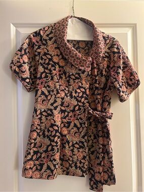 Women’s Floral Short-Sleeve Wrap Top in Black and Pink